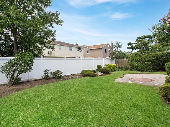 3rd image of 948 Gerry Ave