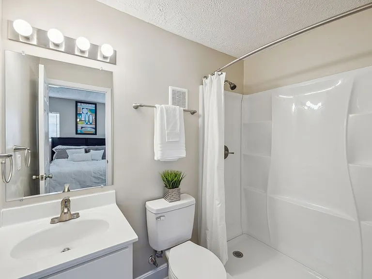 Saratoga Apartments - STA — Photo 39