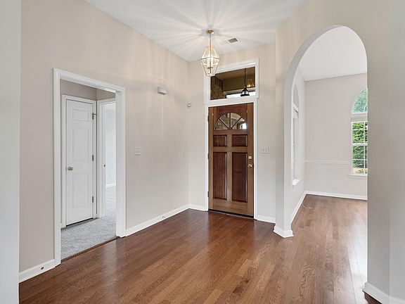 5th image of 130 Lewis Fairway Cir