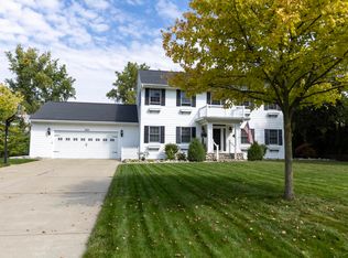 5800 Dunrovin Dr, Saginaw, MI 48638