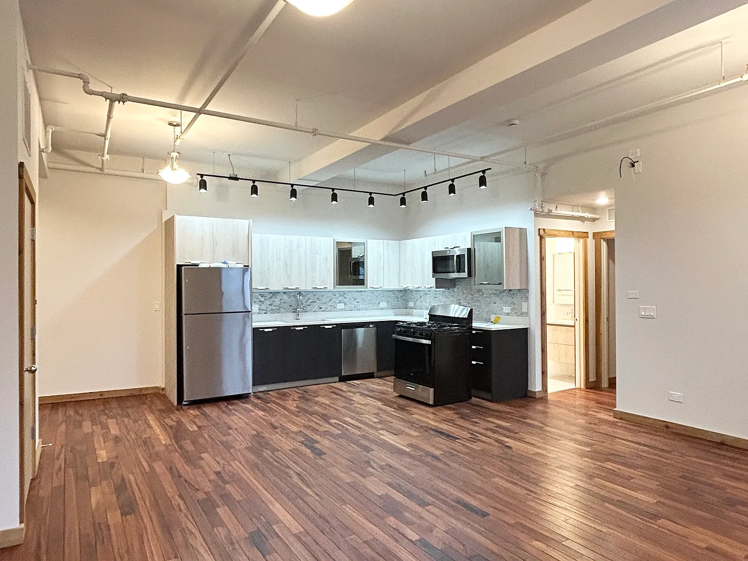2 bed, 1010 sqft, $2,700 — Photo 3
