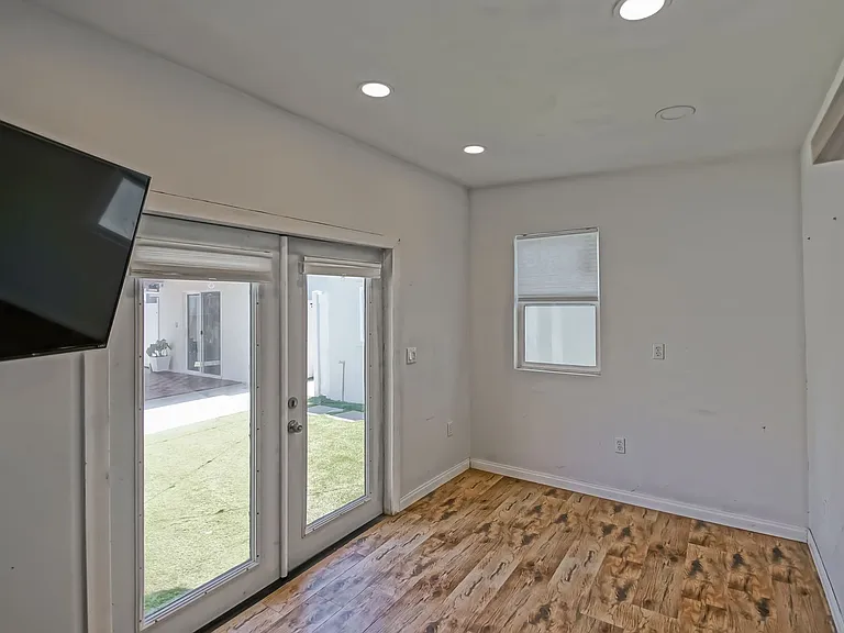2621 Mathews Ave — Photo 36