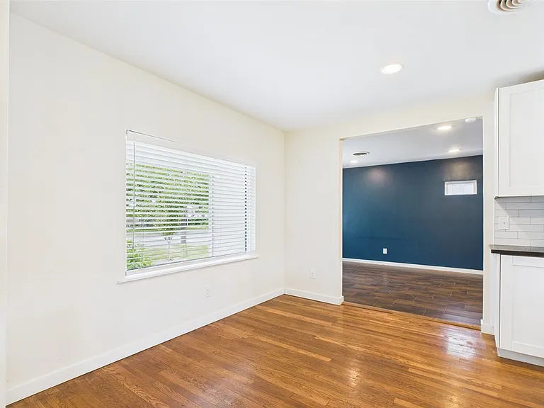 409 S Pear St — Photo 14
