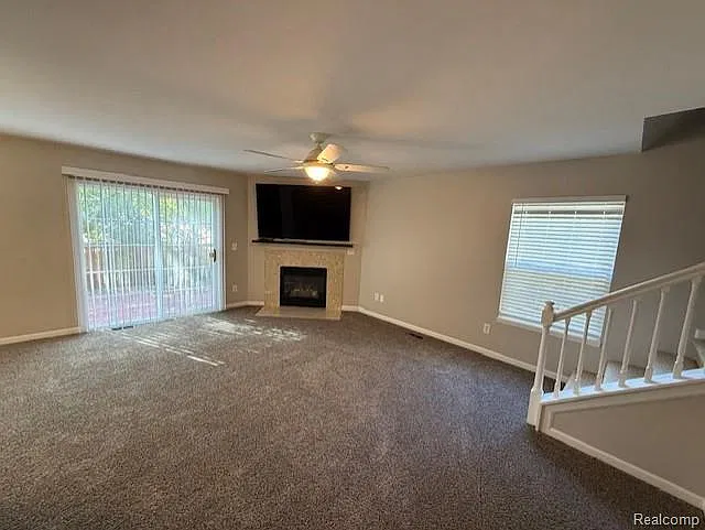 3 bed, 2.5 bath, 1346 sqft, $2,100 — Photo 3