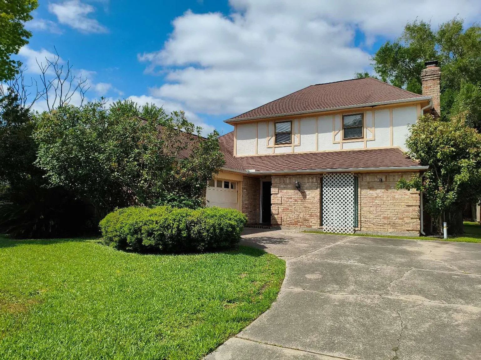 4 bed, 2.5 bath, 2336 sqft, $1,900 — Photo 1