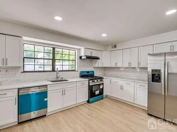 36 Henry St, Edison, NJ 08820