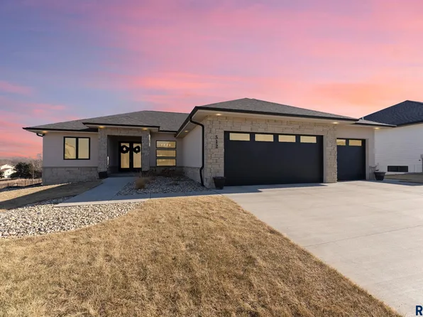 512 N Corsair Cir, Sioux Falls, SD 57110
