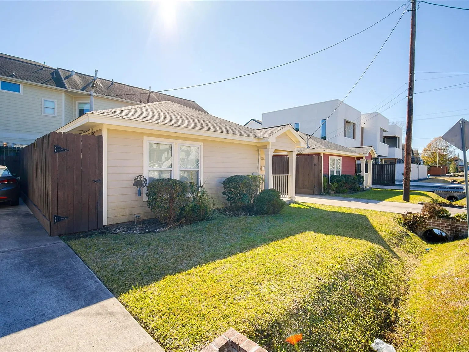 2 bed, 1.0 bath, 702 sqft, $1,950 — Photo 3