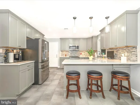 22048 Holiday Dr, Smithsburg, MD 21783