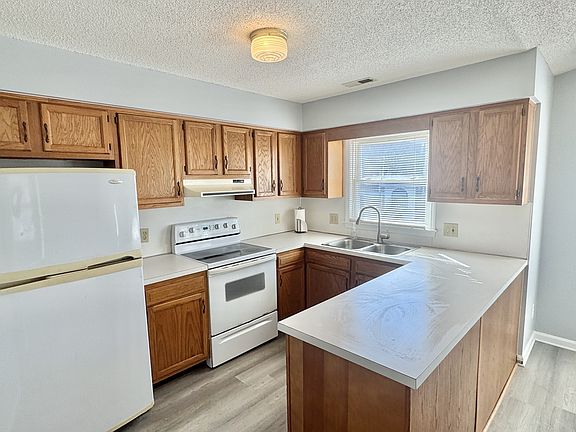 4th image of 114 D W Victoria Ct #D