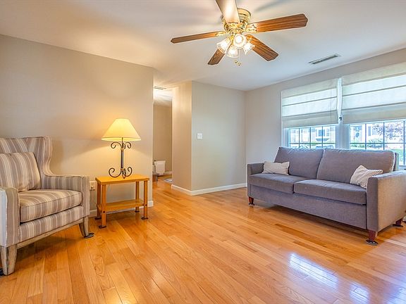 4th image of 26 Christopher Dr #43