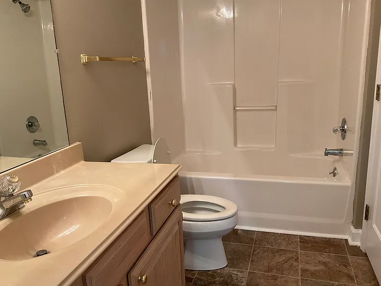 100-105 Regency Park Dr — Photo 8