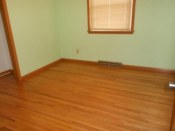 5th image of 1885 Sloan St N