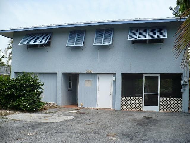 1st image of 208 Bruce Ct