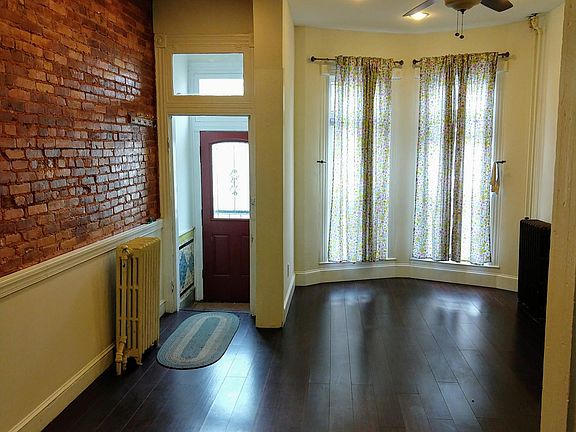 Living Room/Entryway