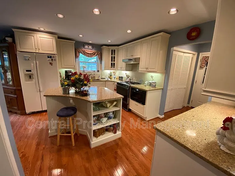4724 Coach Hill Dr — Photo 16