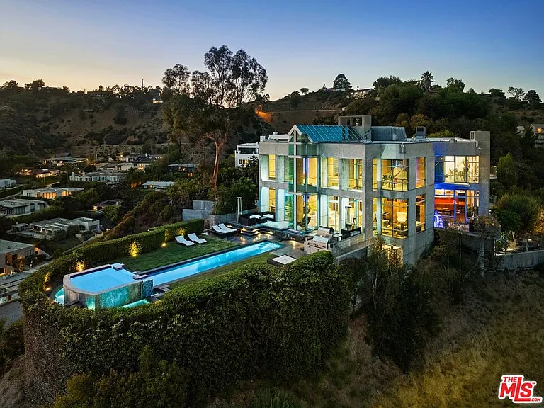 2260 Sunset Plaza Dr — Photo 37