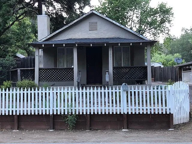 21661 Almaden Rd photo 1
