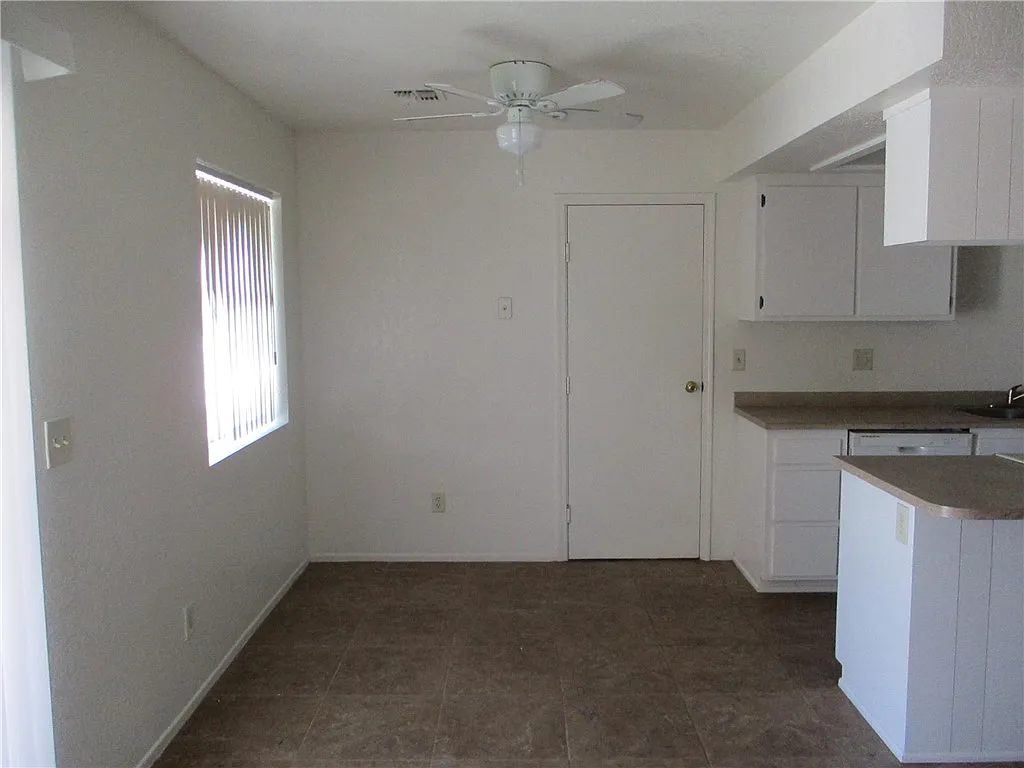 2 bed, 1.0 bath, 900 sqft, $1,100 — Photo 3