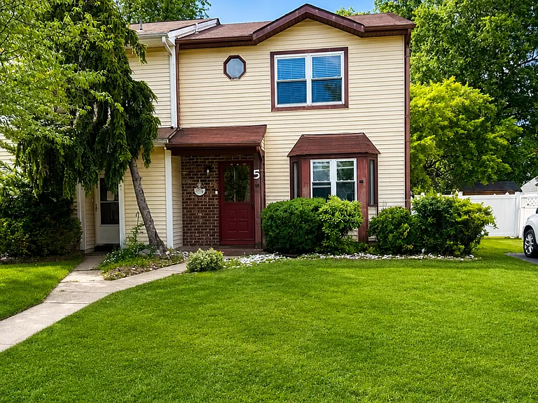 5 Stanley Ave — Photo 1