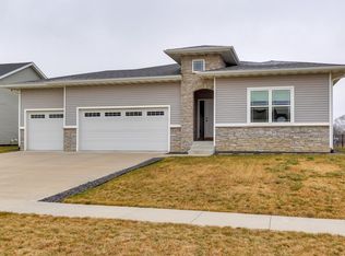 2105 SE Fox Valley Dr, West Des Moines, IA 50265