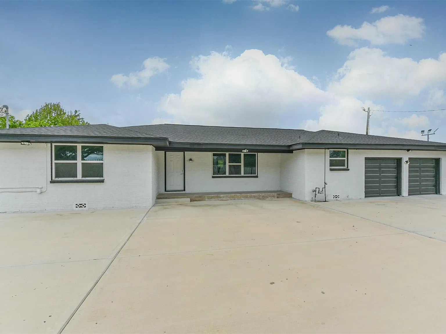 3 bed, 2.0 bath, 2951 sqft, $3,500 — Photo 1