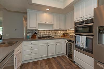 Upgraded and remodeled kitchen with Wine cooler