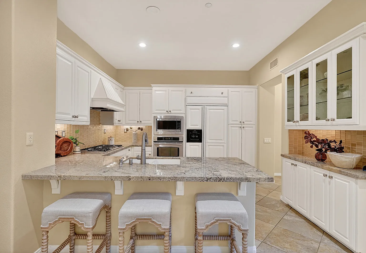 3 bed, 2305 sqft, $8,250 — Photo 3