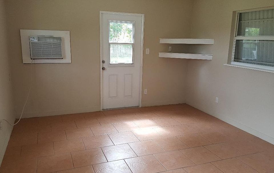 2nd image of 3064 SE Ellendale St