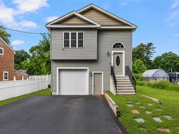 29 Idaho St, Coventry, RI 02816