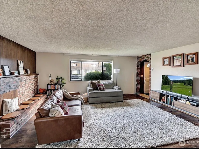 101 147th Ave SE #1 — Photo 1