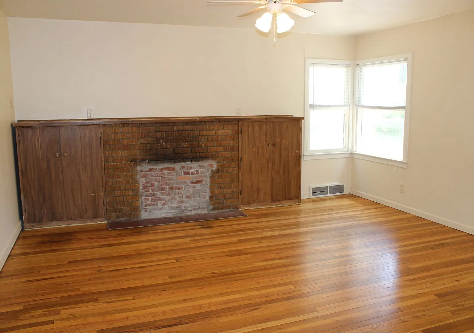 House on Kearney- Close to campus — Photo 1