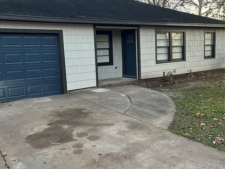 902 Alice St — Photo 2