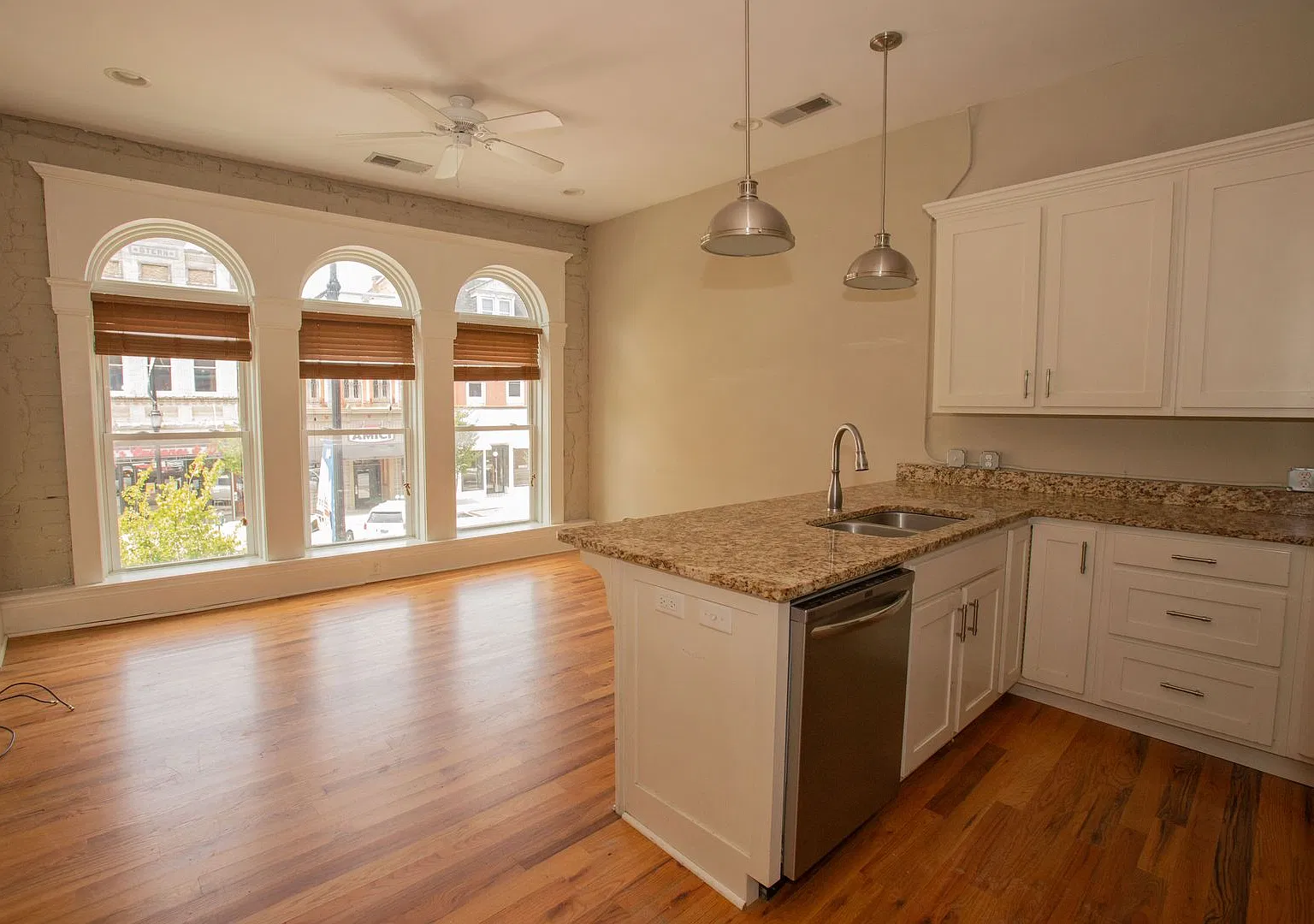 Luxury One Bedroom On College Avenue — Photo 4