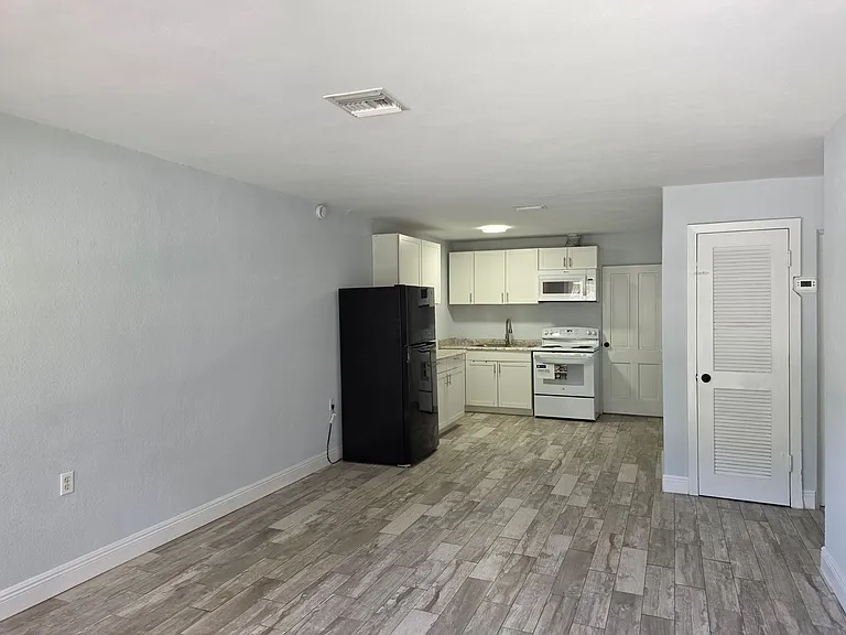 2205 S Park Ave — Photo 6