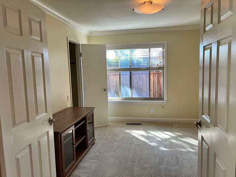 450 Neptune Dr — Photo 5