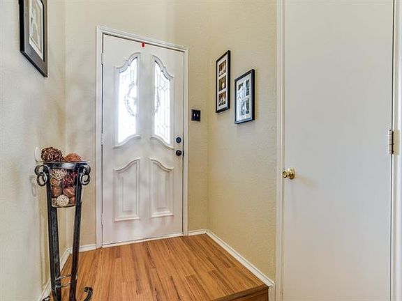 3rd image of 3305 Meadowview Dr