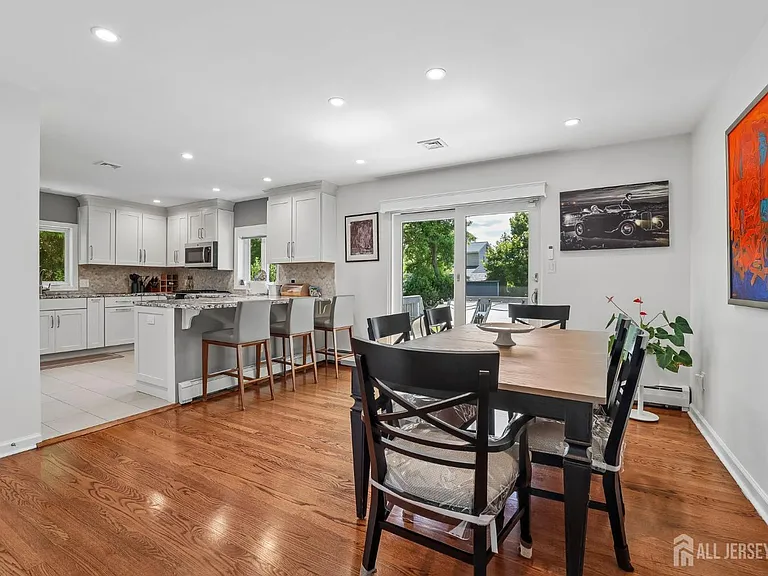 207 Stoughton Ave — Photo 15