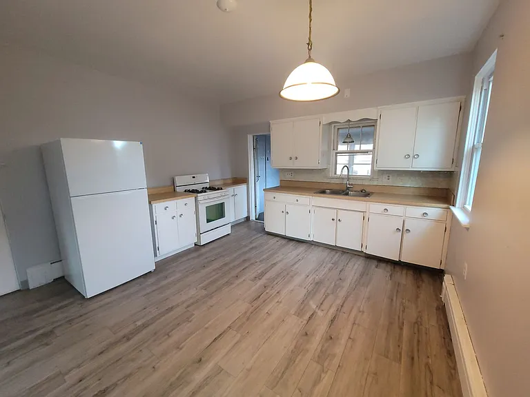 114 Thompson St — Photo 2