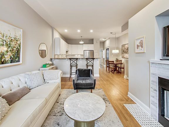 3rd image of 1507 W Diversey Pkwy #A
