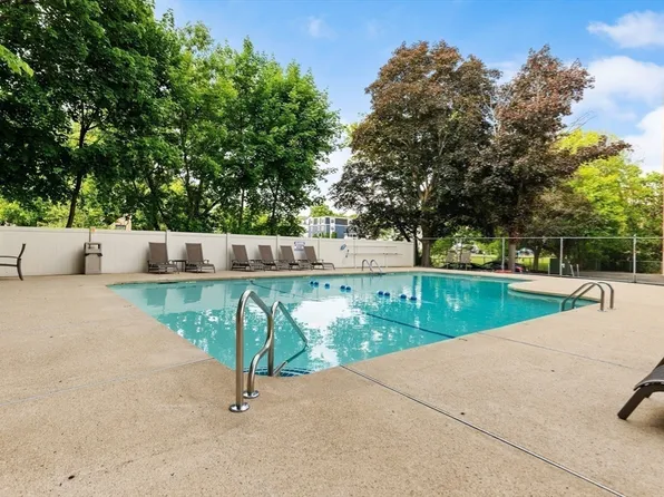 53 Melrose St APT 2B, Melrose, MA 02176