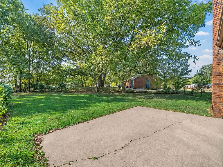 300 Hundred Oaks Dr — Photo 20