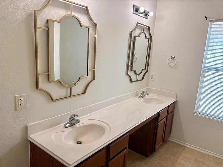 7806 Maverick Trace Ln — Photo 13