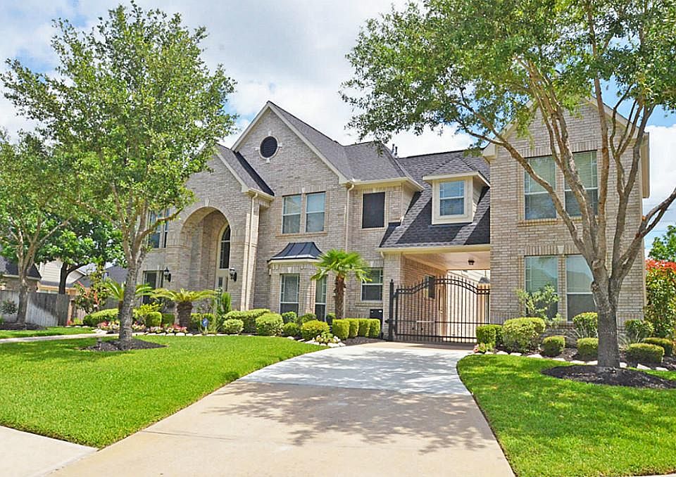 Gorgeous home in the highly sought after 1/2 acre estate section of Grand Lakes. East of 99 location makes for an easy commute.
