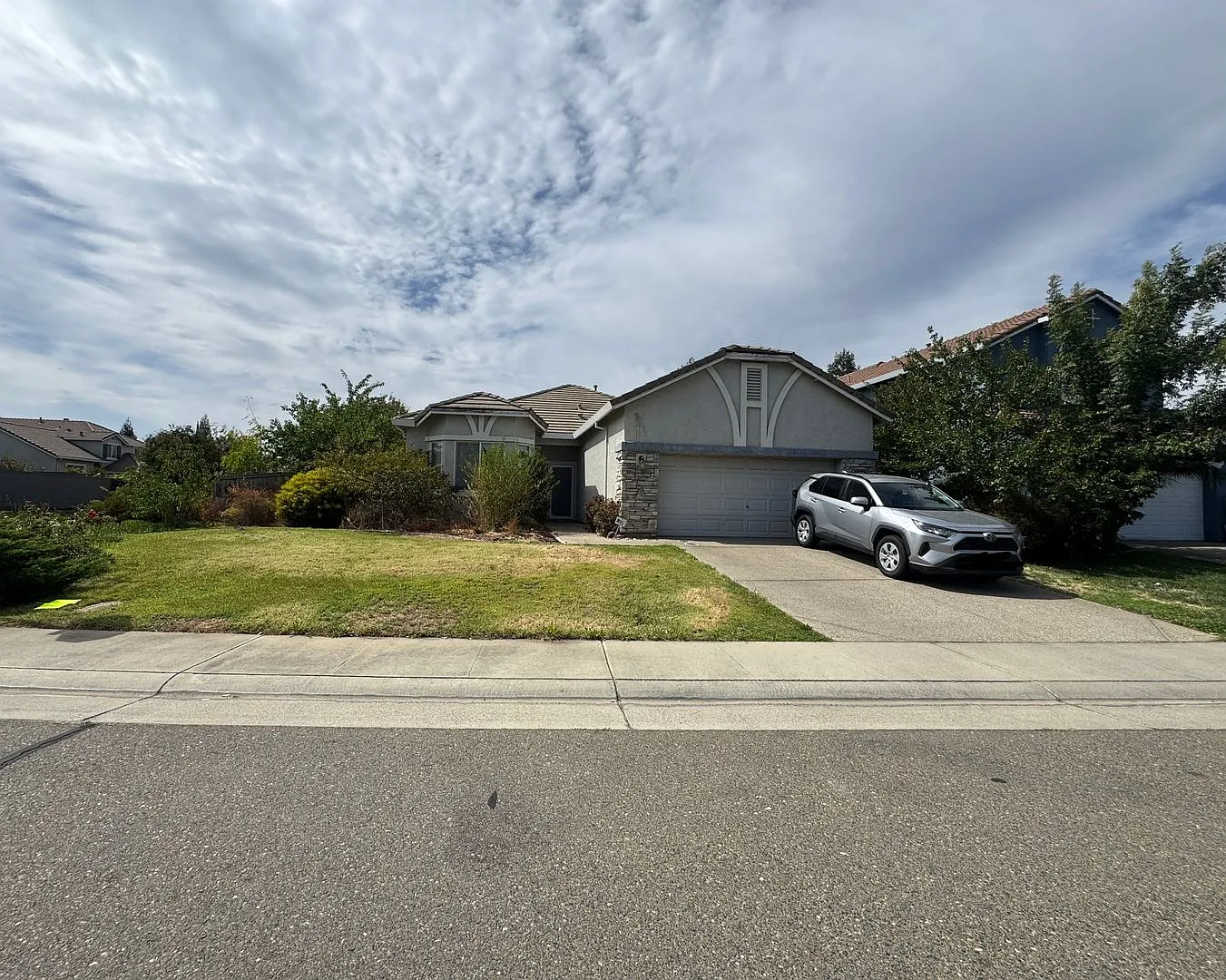 Located in a great neighborhood, 3 bedroom, 2-bath home with a 2-car garage. — Photo 1