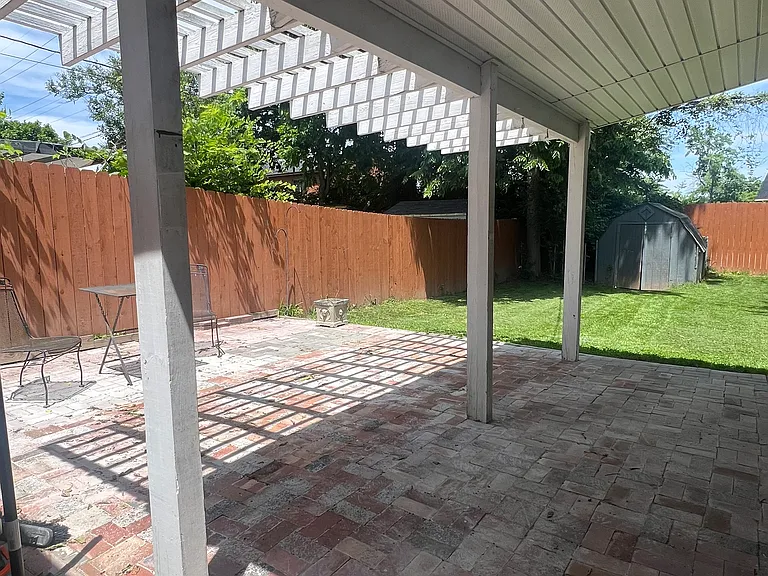56 Winston Dr — Photo 2
