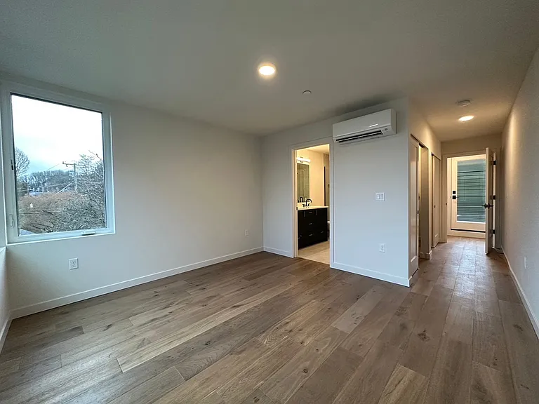 2436 Dexter Ave N — Photo 4