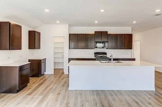 4 bed, 2442 sqft, $2,600 — Photo 4