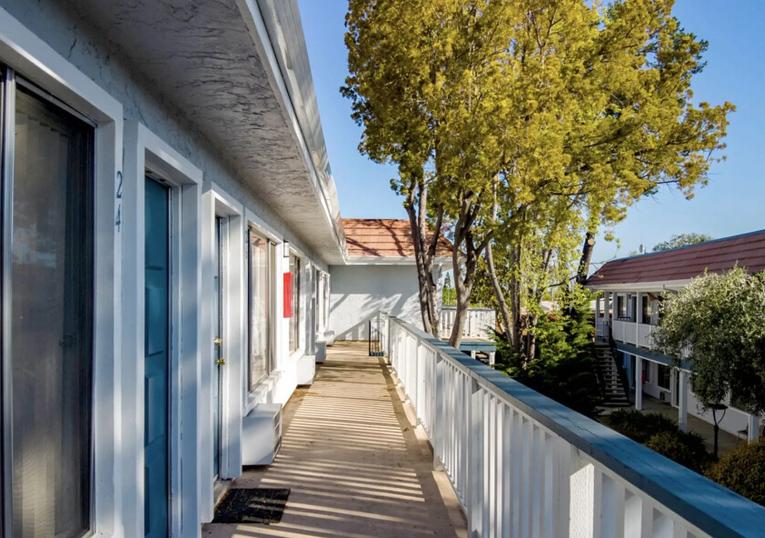 Del Coronado Apartments — Photo 2
