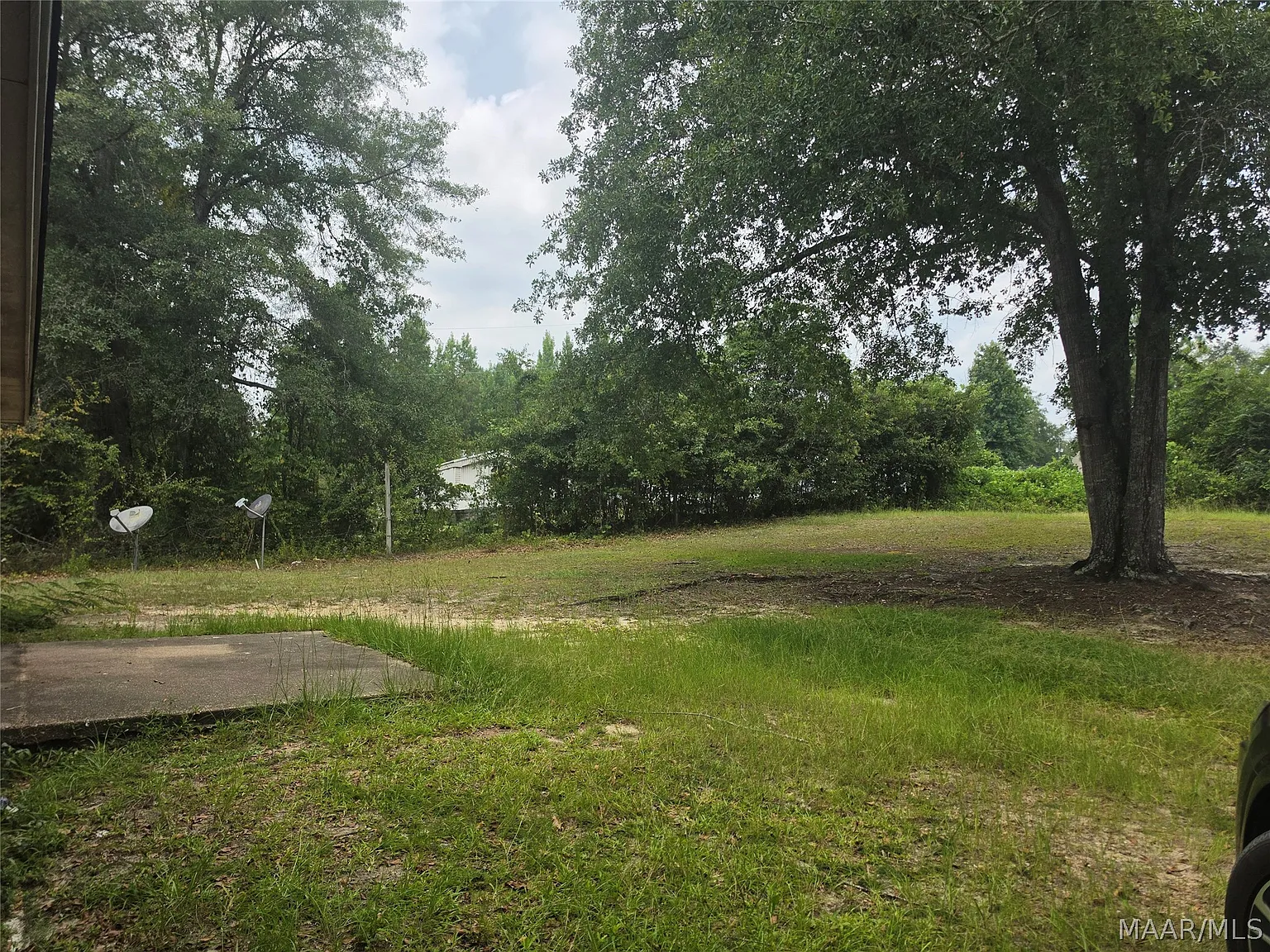 3 bed, 1.0 bath, 1025 sqft, $1,100 — Photo 2